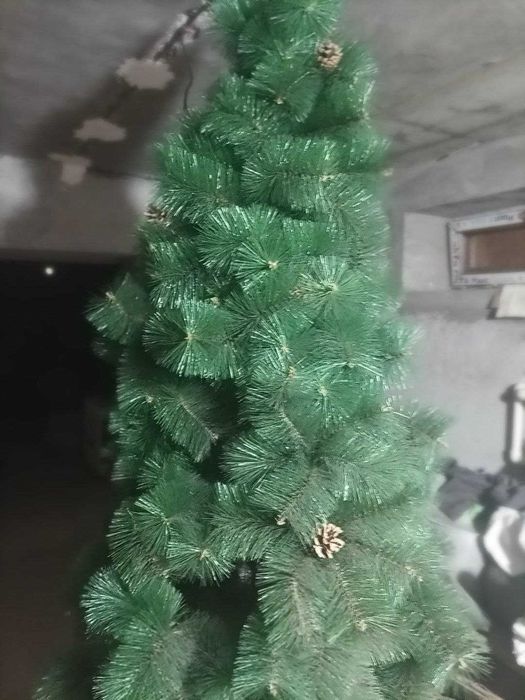 Новогодняя елка с игрущками и гирляндами