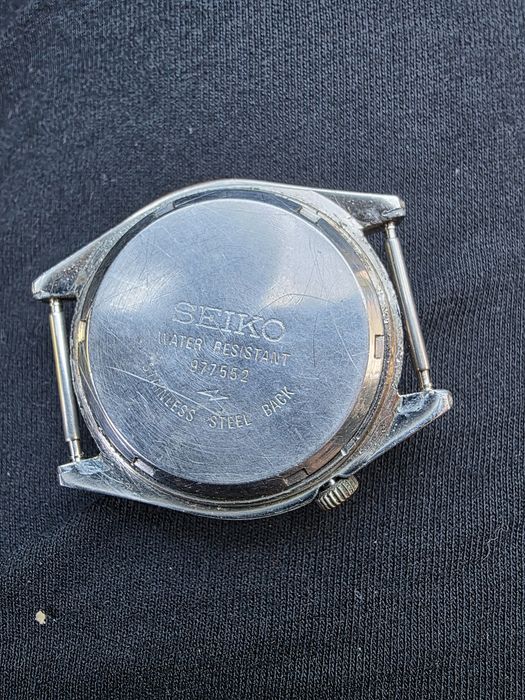 Obiecte vechi, ceasuri si medalie.