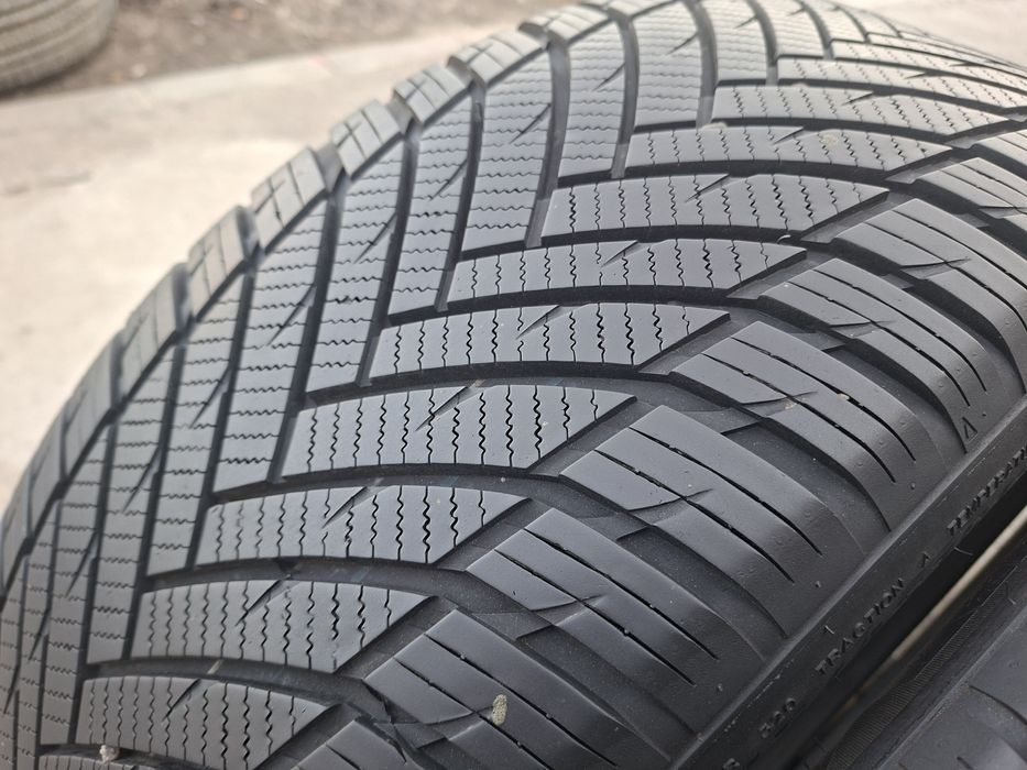 2бр. Почти Нови 245/45/19 Всесезонни 2023г.