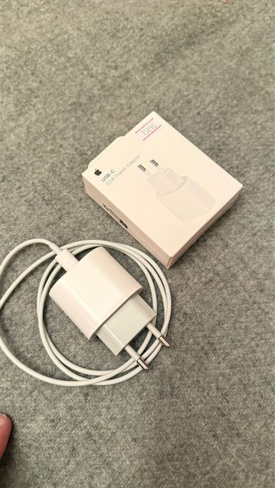 Айфон зарядтағыш, адаптер және кабель сатылады.