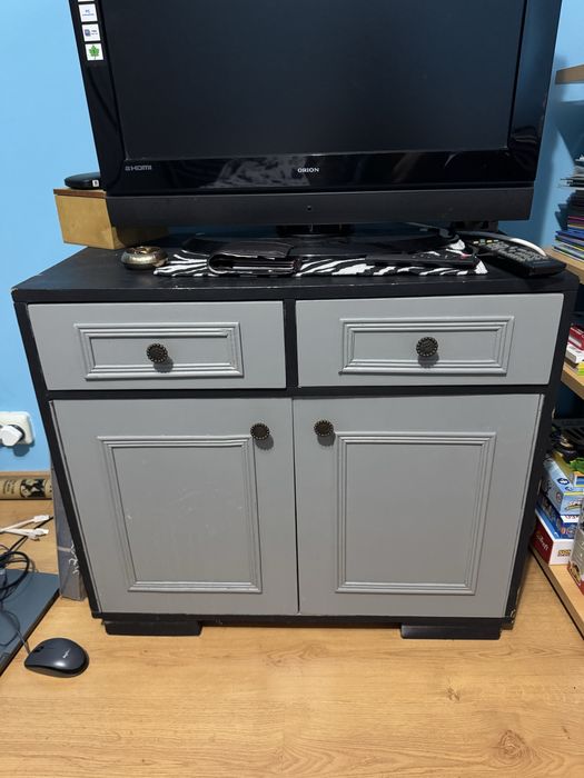 Mobilier vechi vopsit - potrivit pt proiecte de upcycle