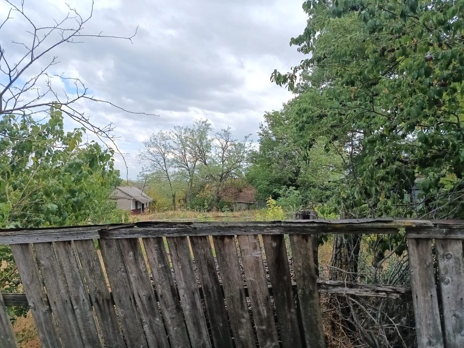 Teren intravilan cu casa bătrânească