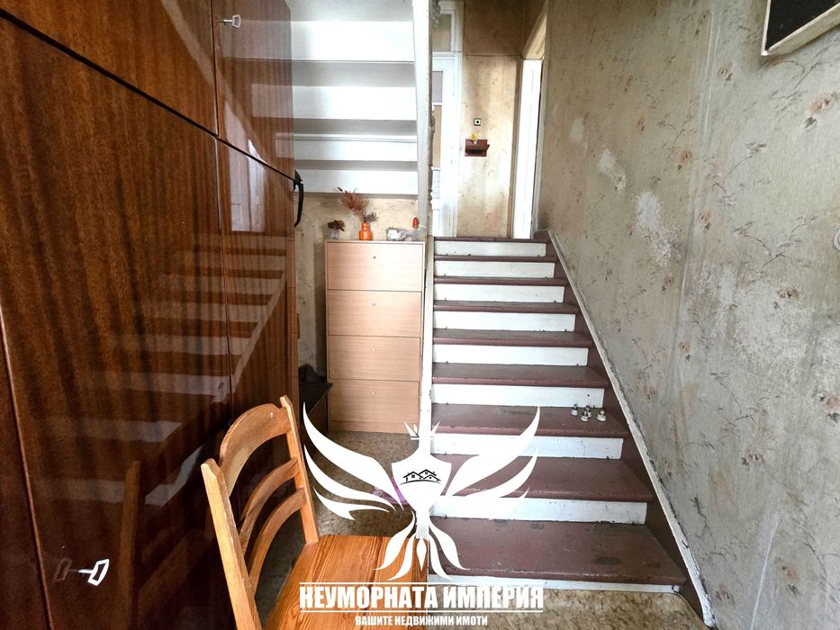 Продавам тристаен апартамент РЗП 172кв.м.на втори етаж с изба и таван в гр.Пловдив, широк център