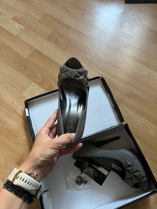 НОВИ Обувки на висок ток