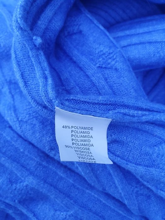 Pulover albastru pe gat