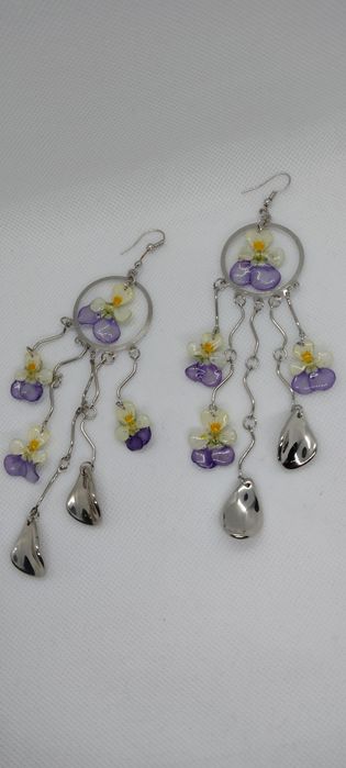 Обеци с естествен цвят на градински теменужки.