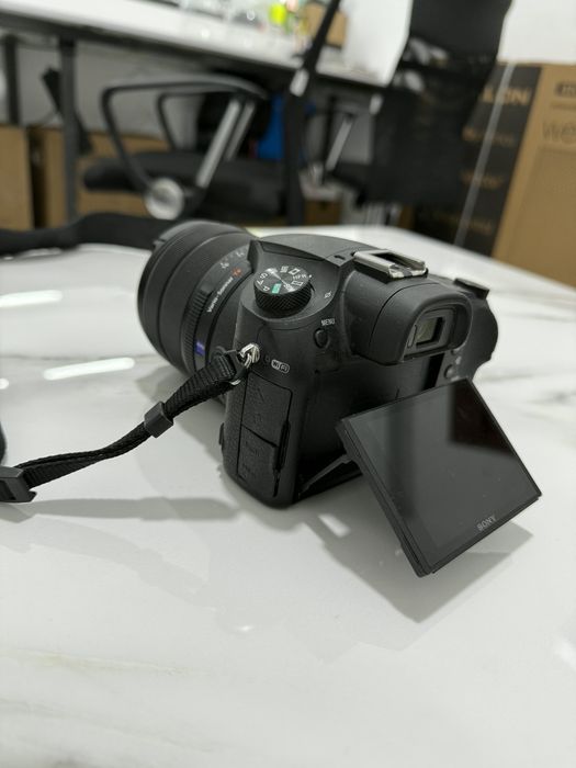 Фотокамера Sony RX10 iv 25-кратным зум объективом