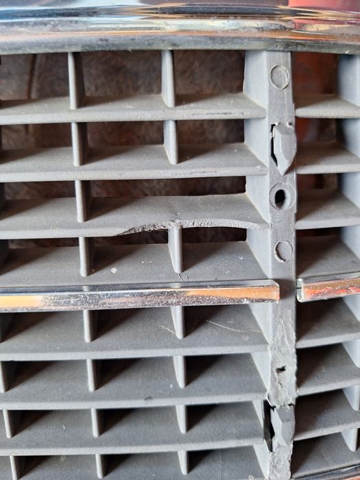 Декоративна Решетка Във Предния Капак  Mercedes C-Class от 1993-2001 Г