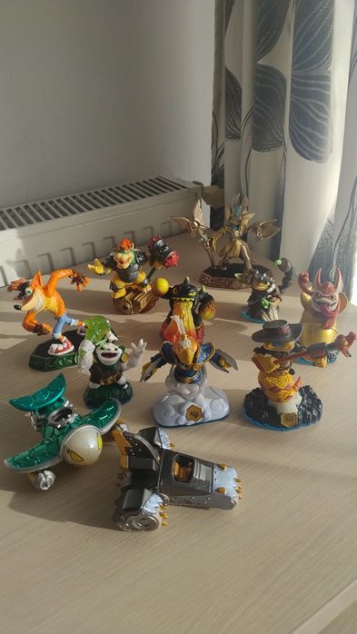 11 figurine skylanders  browser,crash,etc