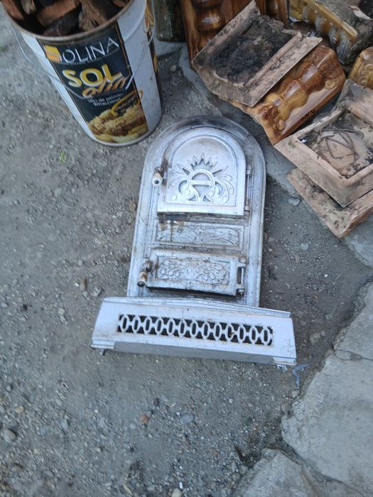 Ușă de fontă  cu cenușar