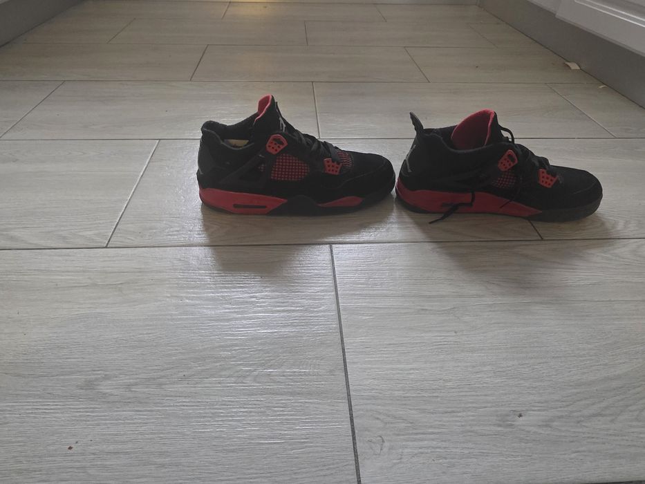 Vând jordani 4 (cu mici defecte )