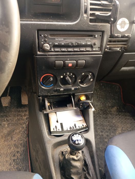 Vând Opel Zafira A1600 cm3 din 2001.