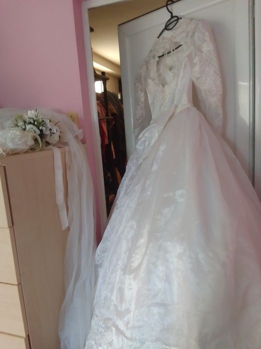 Нова сватбената рокля с воал ,букет,чантичка, и аксес.за косата