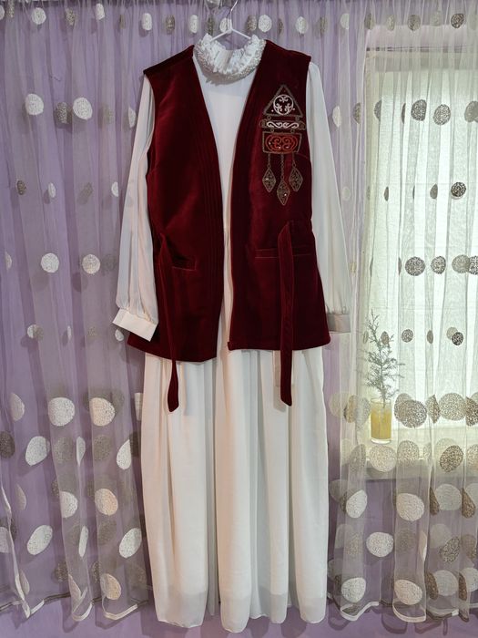 Казахское платье с жилеткой.