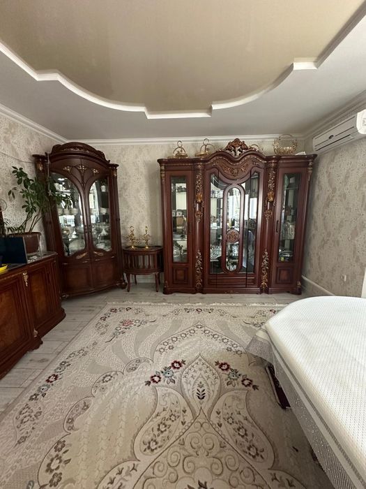 Сервант Комод стол со стульями