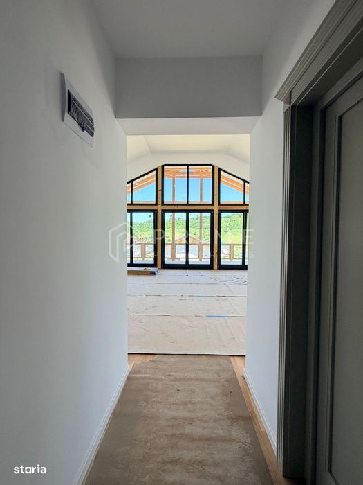 Vilă chalet modern cu perete panoramic de sticlă - Livezeni, Mureș