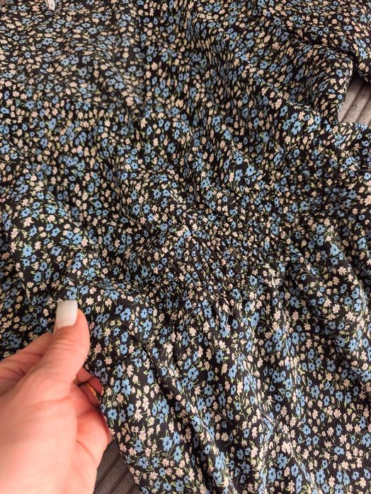 Роклята е дълга размер м