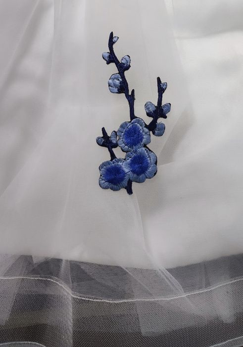 Рокля с ръчна бродерия (бяло)