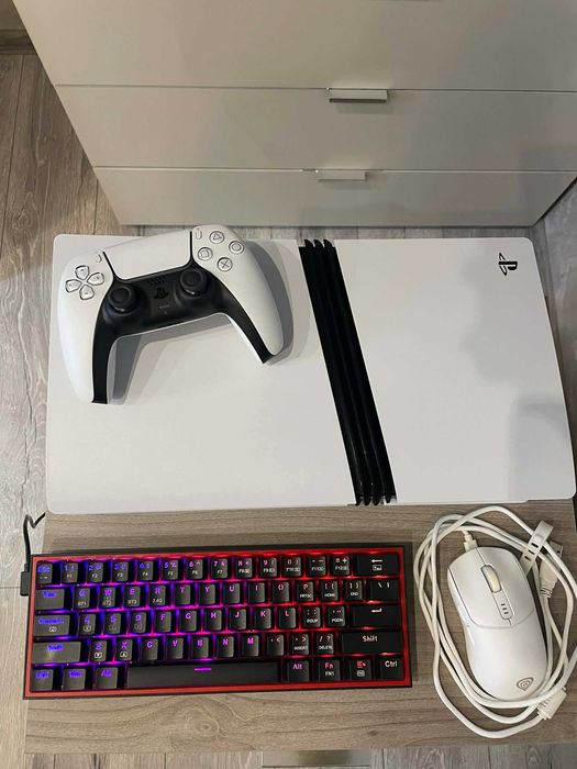 Продавам Playstation 5 Pro 2TB, 1 контролер + клавиатура и мишка.