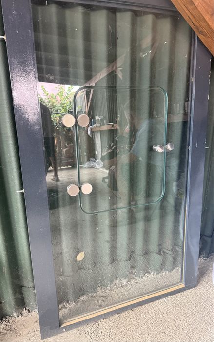 Geam cu sticla securizata si rama din lemn