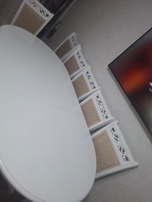 Гостиный стол со стульями белого цвета