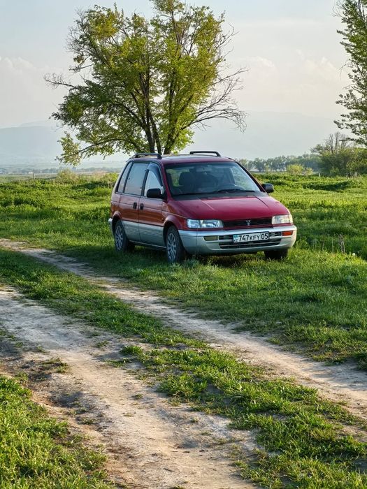 Mitsubishi space runner 1993 года