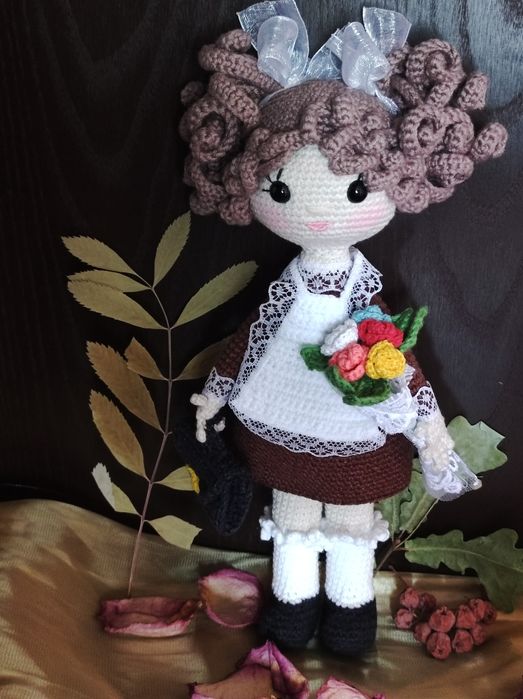 Кукла вязаная школьница