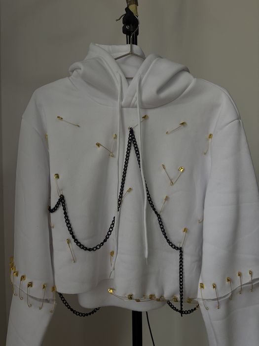 Hanorac personalizat cu detalii metalice si lanturi!