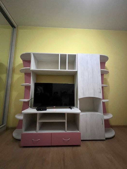 Продавам секция с размери 3 м дълга на 1.6 м висока. Цена 300 лева.