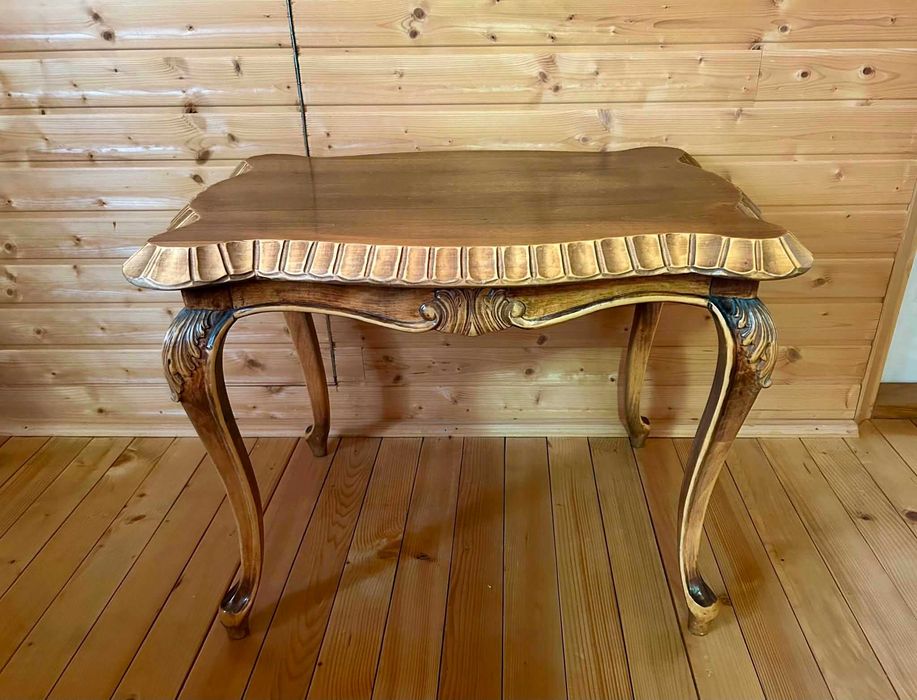 Masă elegantă din lemn masiv – stil clasic, deosebită