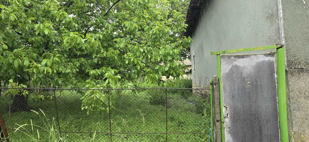 Продавам къща с двор