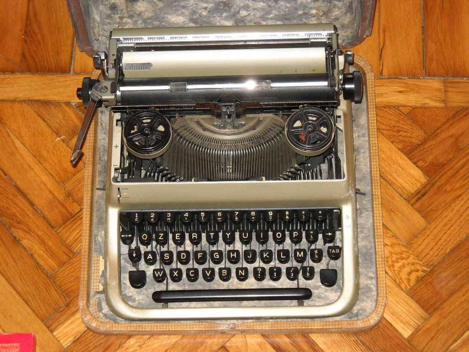 Masina de scris vintage Everest