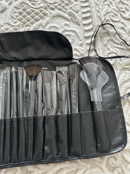 Set pensule machiaj make up NOU 24 piese