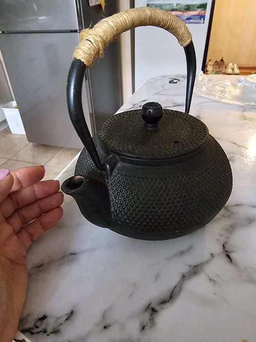 Продам чугунный чайник