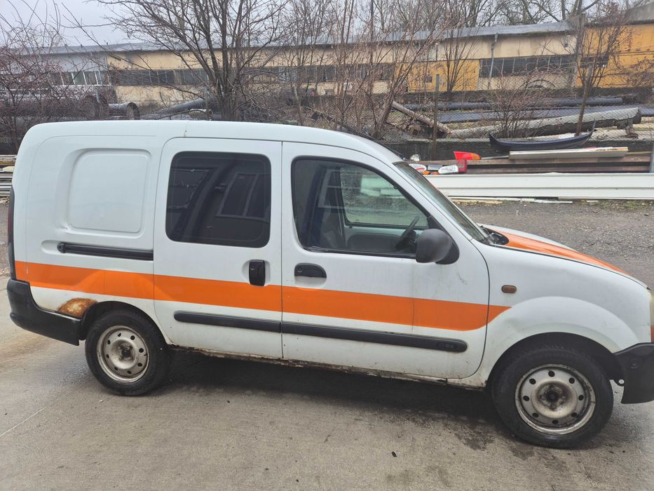 Продава се на части