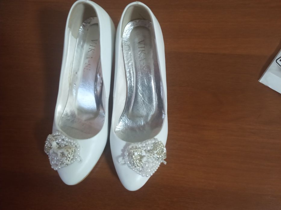 Туфли белые 37 размер