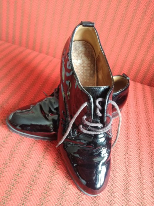 Pantofi din piele 100% si lăcuiți