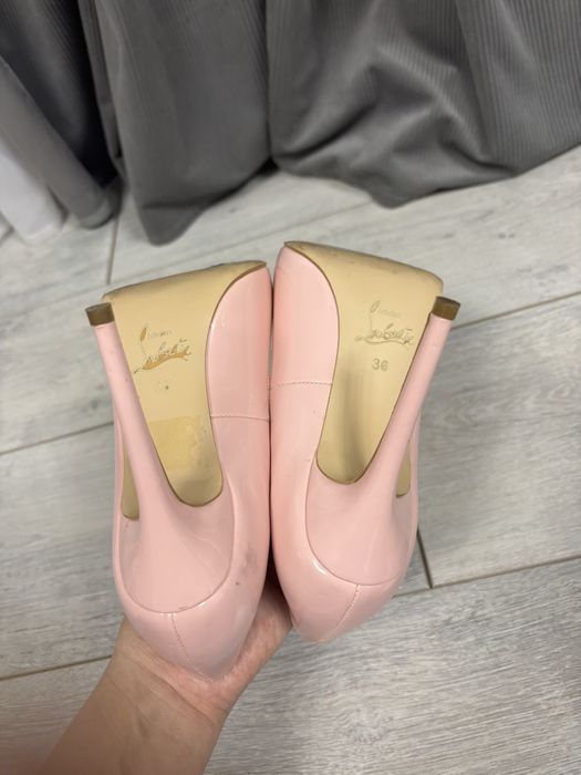 Женские розовые туфли