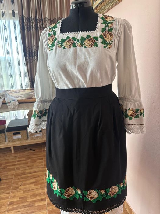 Costum popular cusut la mașină, alcătuit din 4 piese