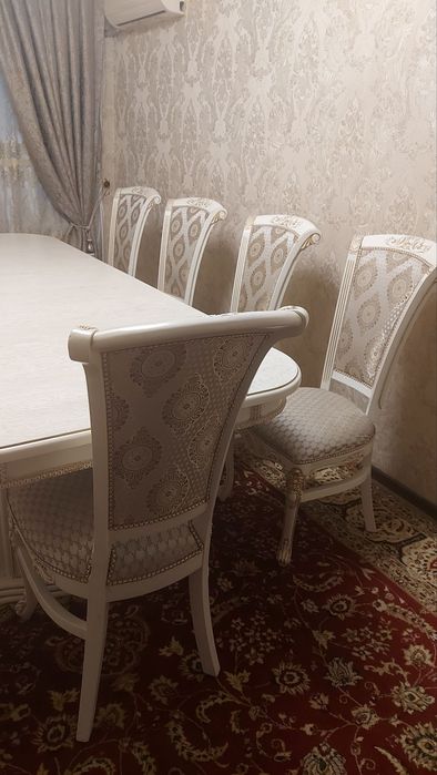 Стол и   10  стулья  сделано на заказ,  состояние  отличное  ,удобное