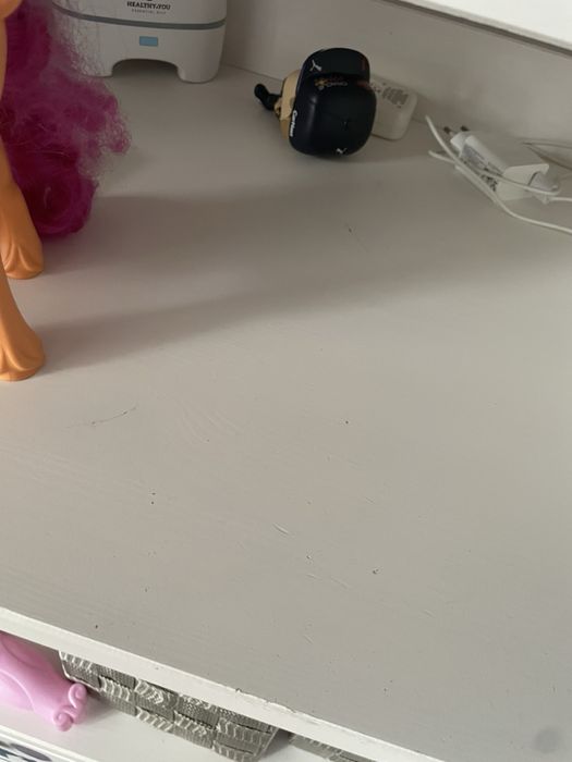 Кошара и маса за преобличане