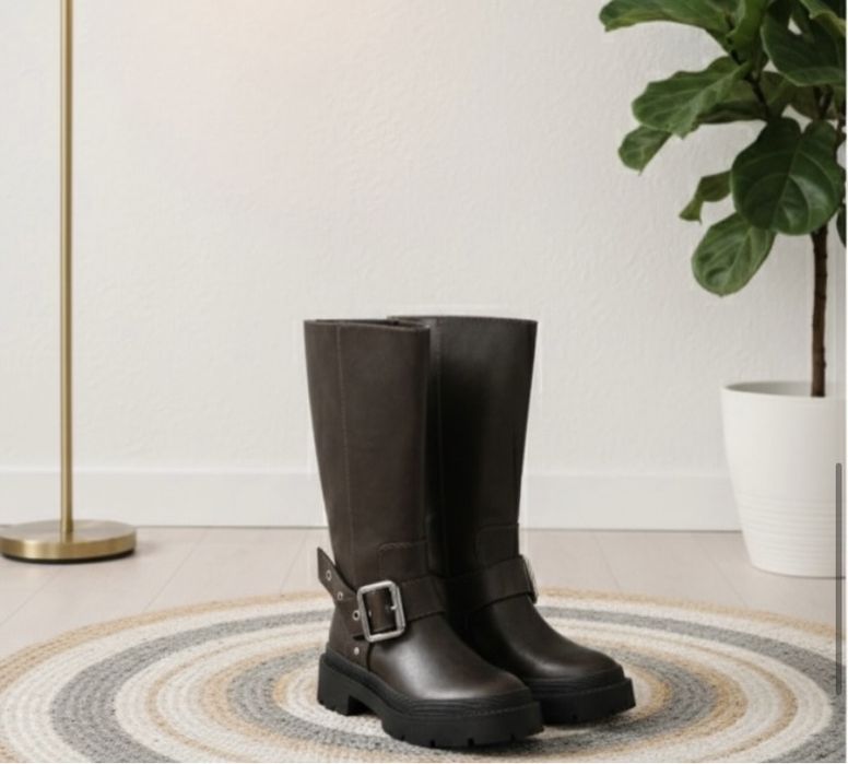 Сапоги стильные , практичные из натуральной кожи. Подошва из прочны .