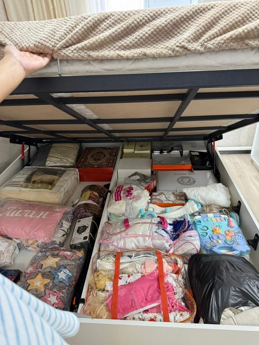 Продам срочно спальный кроват