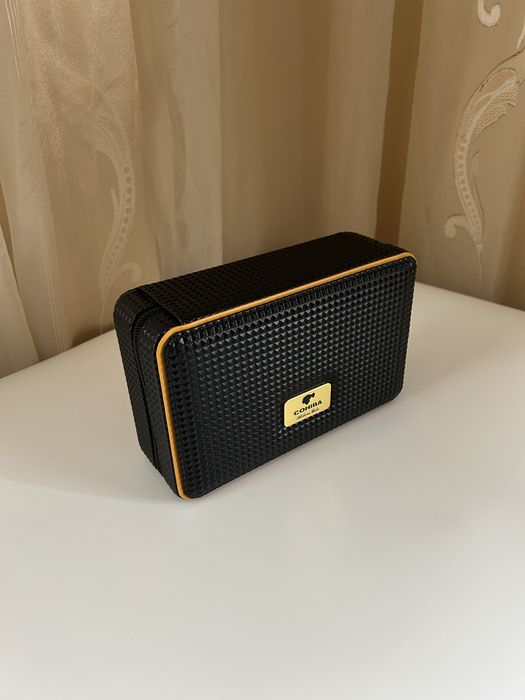COHIBA хумидор за 4 пури – преносим, кожен, с дигитален хигрометър