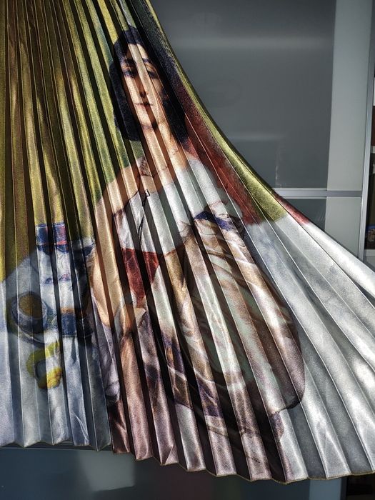 Fusta plisata din satin imprimeu retro