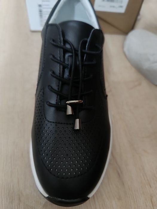 Новые кожаные кроссовки р36