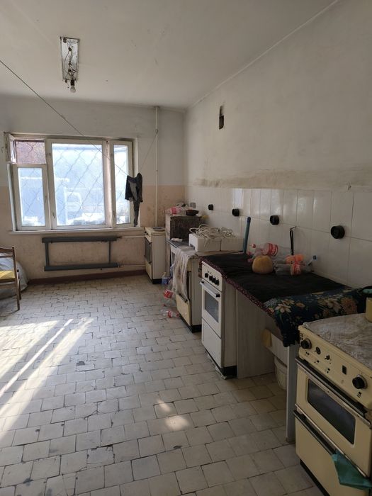 Общежитие. 1 ком квартиру Спутник 4. Первый этаж. Ремонт 18 м2