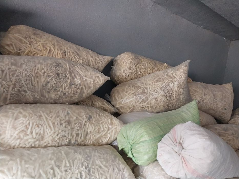 Yem mol va qoʻylar uchun ingichka koʻkiriz sotiladi.