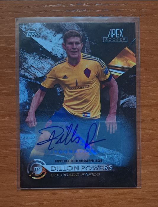 Футболни артикули и карти с автографи!