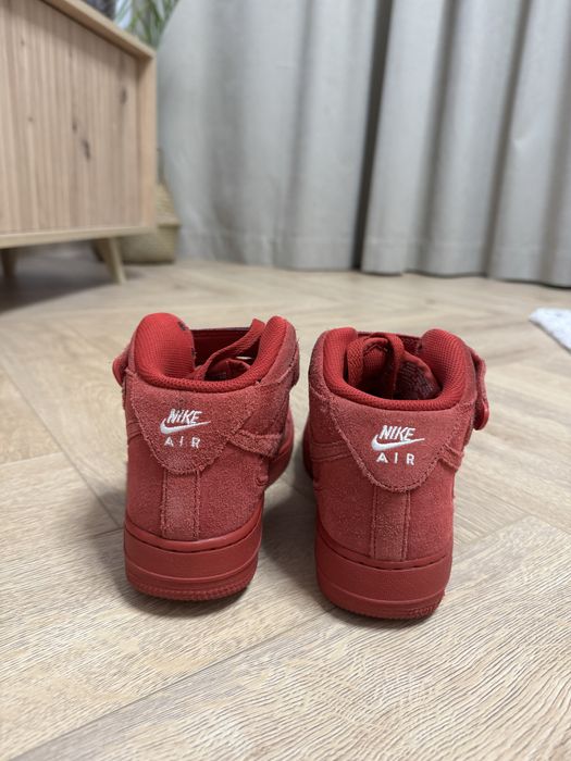 Nike air force 1 mid червен велур